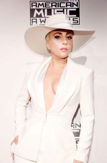 Lady Gaga, il look per gli AMA è firmato Marc Jacobs Beauty