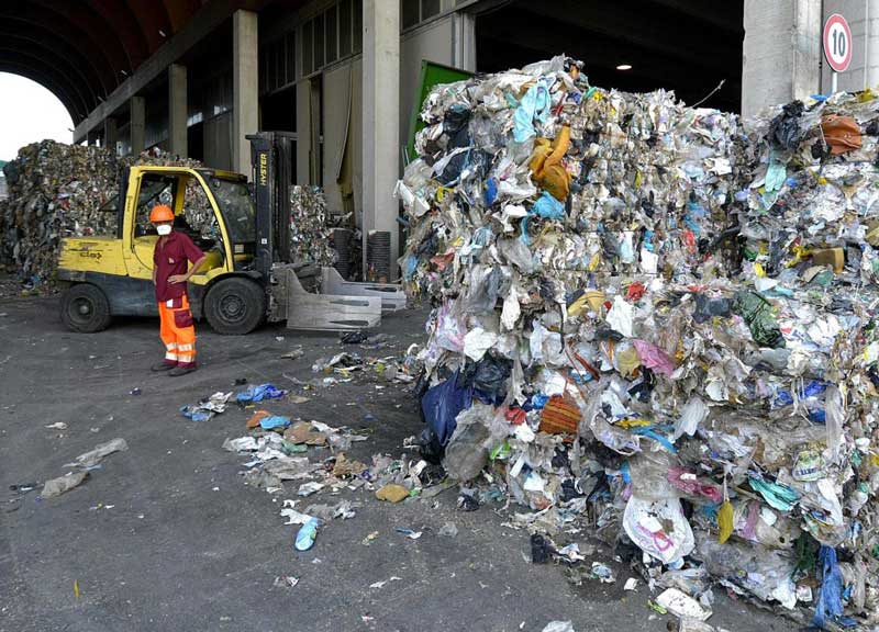 Rifiuti, i soldi dei romani da dicembre finiranno in Austria e Germania Rifiuti, i soldi dei romani da dicembre finiranno in Austria e Germania