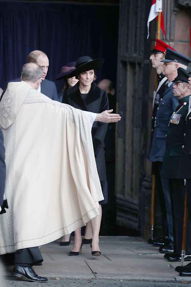 Kate Middleton, abito “riciclato” alla cerimonia funebre. FOTO Kate Middleton, abito “riciclato” alla cerimonia funebre. FOTO