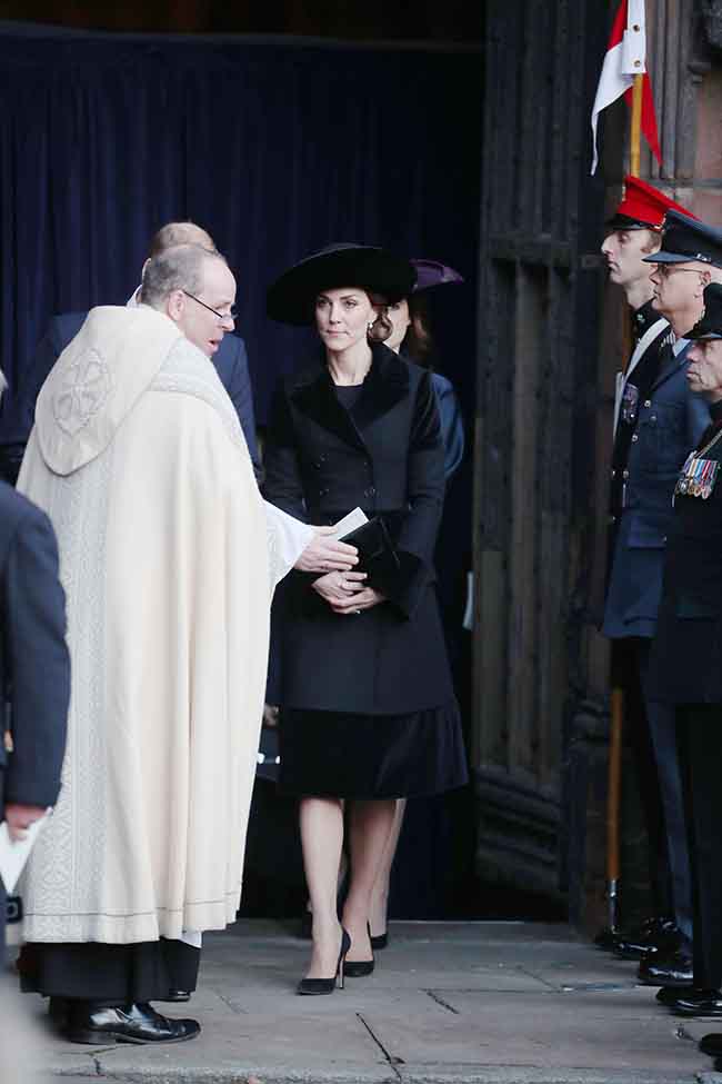Kate Middleton, abito “riciclato” alla cerimonia funebre. FOTO Kate Middleton, abito “riciclato” alla cerimonia funebre. FOTO