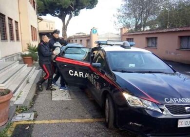 Roma, rapina una donna e tenta la fuga: arrestato ex campione di boxe