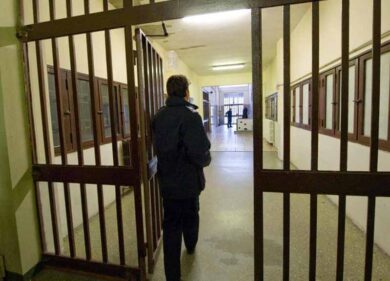 Roma, condannato a 20 anni per femminicidio. Il giudice rischia il linciaggio