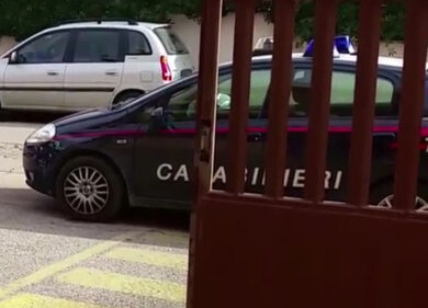 Gli usurai lo prelevano in casa e lo imprigionano per 4 giorni. Il video