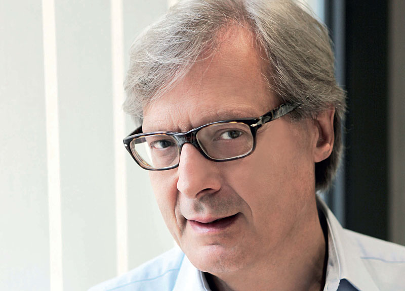 Vittorio Sgarbi scatenato sul palco. “Caravaggio vive”, week end al Sistina Vittorio Sgarbi scatenato sul palco. “Caravaggio vive”, week end al Sistina