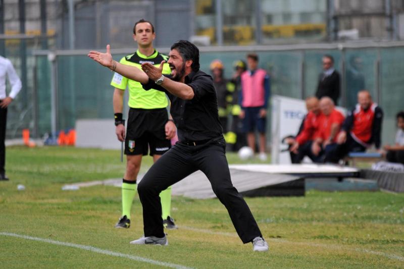 Pisa, tifosi protestano: “Vendete il club o col Bari non vi faremo giocare” Pisa, tifosi protestano: “Vendete il club o col Bari non vi faremo giocare”