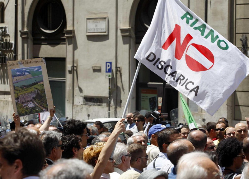 Rifiuti: “Grazie Cerroni”, firmato Pecoraro”. In udienza il Prefetto dimentica