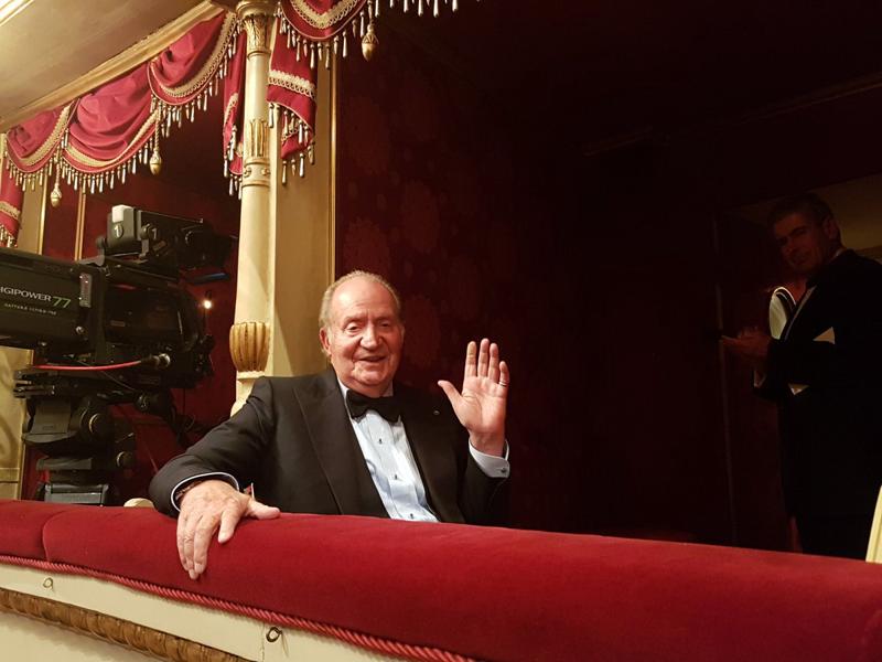 Prima alla Scala, i vip e i loro look: Signorini in tunica, Trump e… FOTO Prima alla Scala, i vip e i loro look: Signorini in tunica, Trump e… FOTO