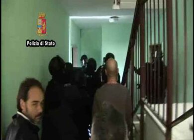 Droga gestita come una società per azioni. 50 arresti nel fortino dei pusher