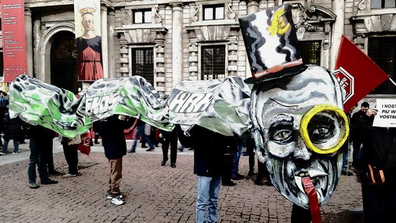 Piazza Scala, manifestazione di centri sociali e sindacati di base