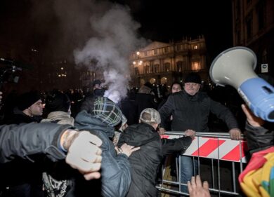 Piazza Scala, manifestazione di centri sociali e sindacati di base
