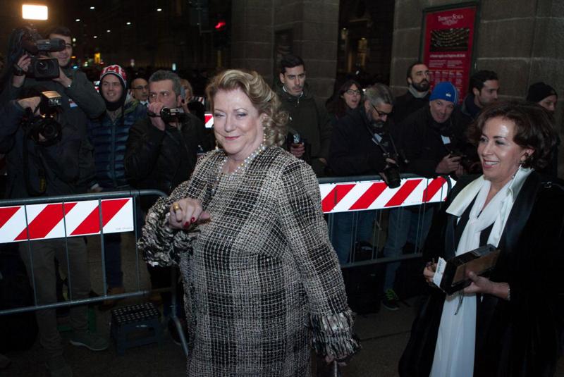 Prima alla Scala, i vip e i loro look: Signorini in tunica, Trump e… FOTO Prima alla Scala, i vip e i loro look: Signorini in tunica, Trump e… FOTO
