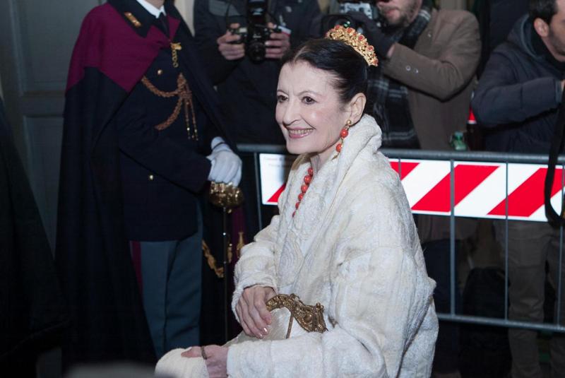 Prima alla Scala, i vip e i loro look: Signorini in tunica, Trump e… FOTO Prima alla Scala, i vip e i loro look: Signorini in tunica, Trump e… FOTO