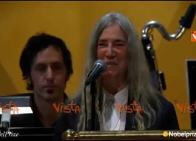 Nobel a Bob Dylan, Patti Smith canta ma dimentica le parole
