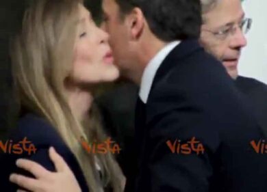 Il bacio tra Boschi e Renzi alla cerimonia di consegna della campanella