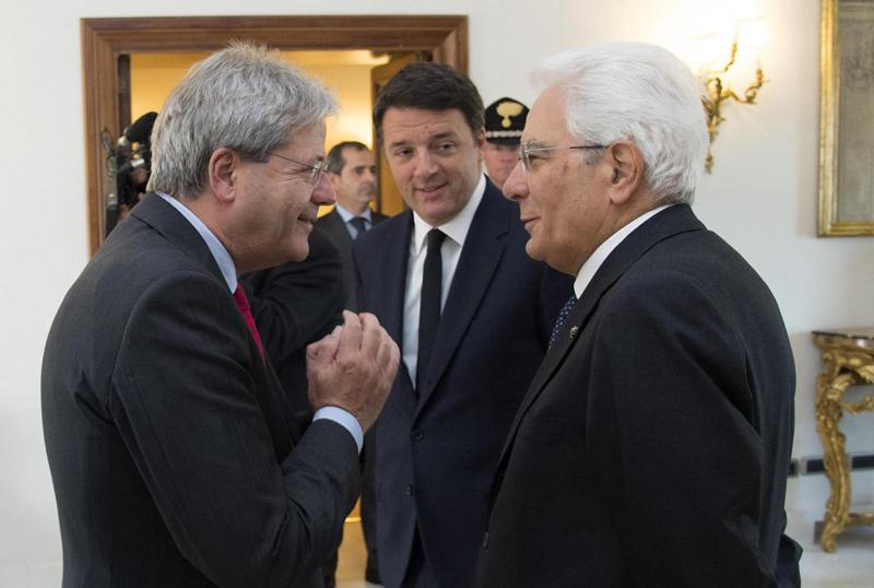 Governo, Gentiloni batte Renzi di sette punti. Primo sondaggio dopo la svolta Governo, Gentiloni batte Renzi di sette punti. Primo sondaggio dopo la svolta
