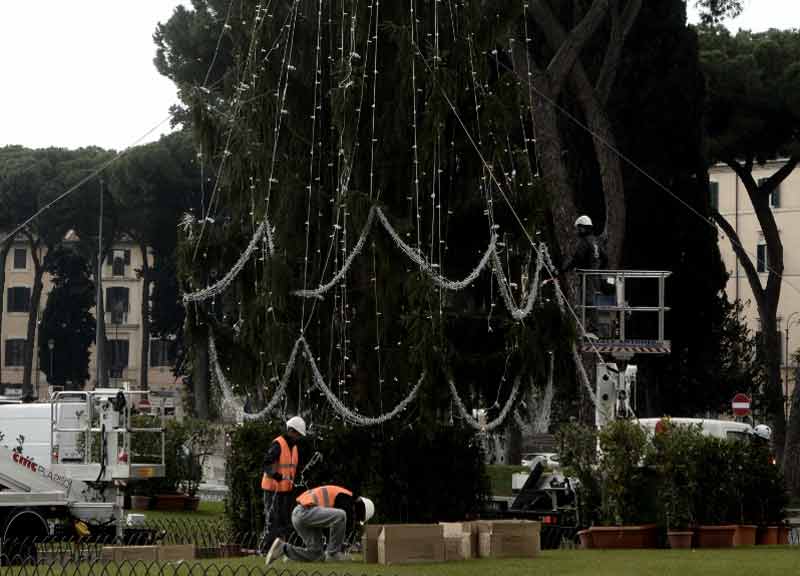 Facebook boccia l’albero di Natale della tristezza e il Comune corre ai ripari Facebook boccia l’albero di Natale della tristezza e il Comune corre ai ripari