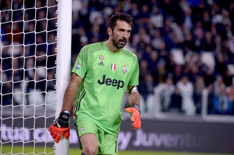 Juventus, Buffon: “Mi ritiro dopo i Mondiali 2018”. Sui baffi Gigi rivela… Juventus, Buffon: “Mi ritiro dopo i Mondiali 2018”. Sui baffi Gigi rivela…
