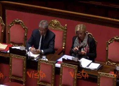 Gentiloni e Pinotti restano da soli nei banchi di governo durante discussione