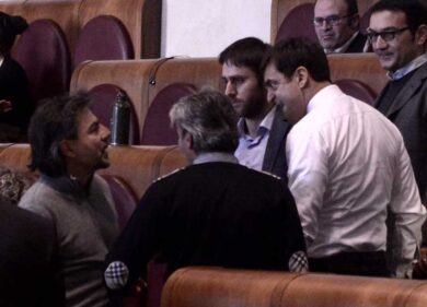 Pd a M5S: “Vi rompo il culo”. Bagarre sul caso Muraro al Comune di Roma