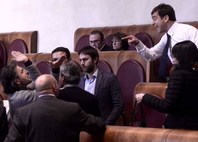 Pd a M5S: “Vi rompo il culo”. Bagarre sul caso Muraro al Comune di Roma