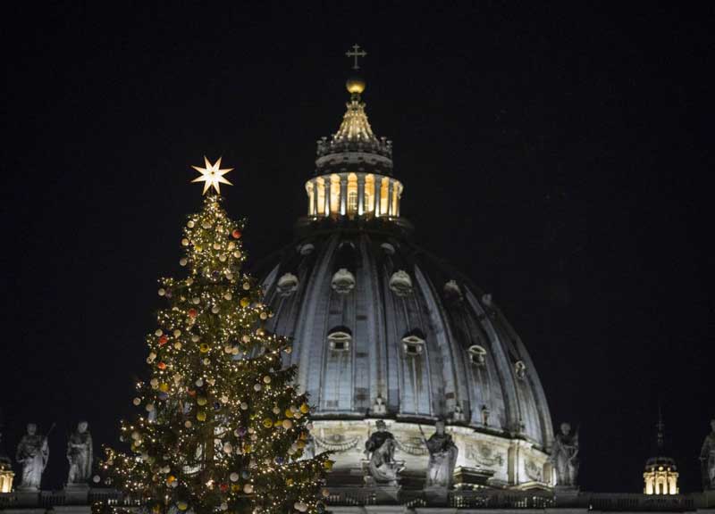 Roma, abete di Natale con stella “politicamente scorretta”. Evoca 5 Stelle Roma, abete di Natale con stella “politicamente scorretta”. Evoca 5 Stelle