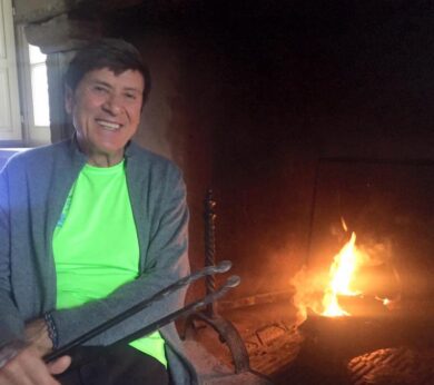 Gianni Morandi cade in giardino: costole fratturate. Impegni annullati