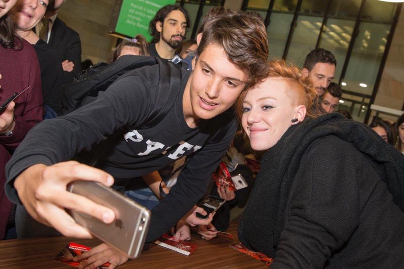 Intesa Sanpaolo, i finalisti di X Factor in concerto nella filiale di Milano Intesa Sanpaolo, i finalisti di X Factor in concerto nella filiale di Milano