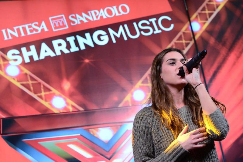 Intesa Sanpaolo, i finalisti di X Factor in concerto nella filiale di Milano Intesa Sanpaolo, i finalisti di X Factor in concerto nella filiale di Milano