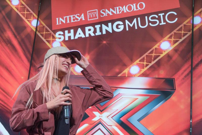 Intesa Sanpaolo, i finalisti di X Factor in concerto nella filiale di Milano Intesa Sanpaolo, i finalisti di X Factor in concerto nella filiale di Milano