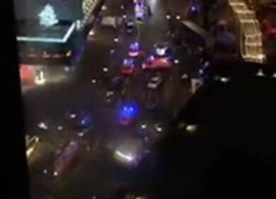 Camion contro i mercatini di Berlino: le immagini dopo il dramma