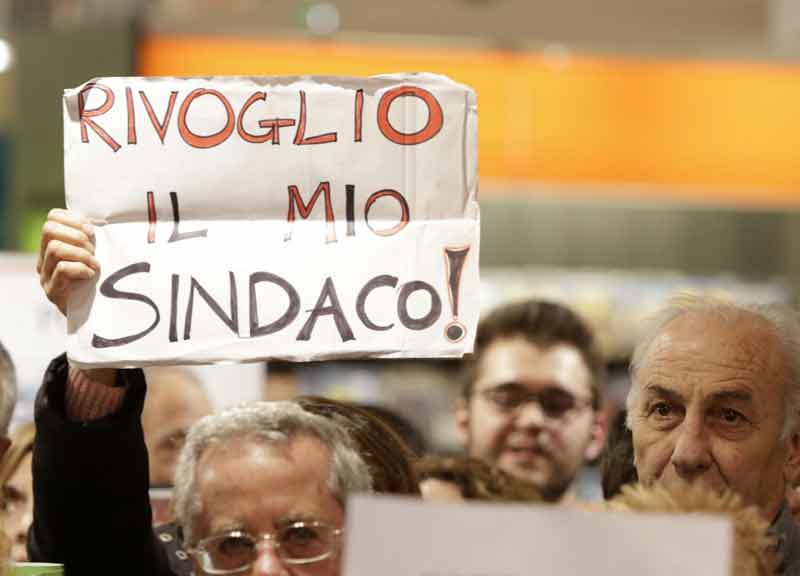 L’ex sindaco chirurgo Marino sale in cattedra. “La Raggi cadrà sul Bilancio” L’ex sindaco chirurgo Marino sale in cattedra. “La Raggi cadrà sul Bilancio”