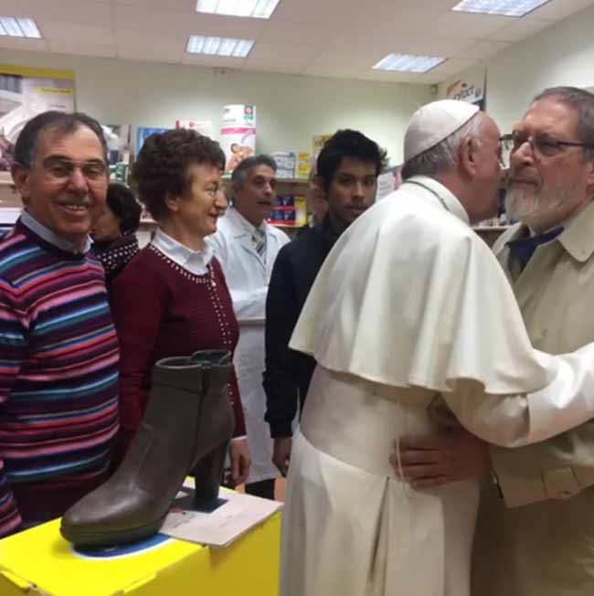 Papa Francesco, shopping a Roma per comprare le scarpe Papa Francesco, shopping a Roma per comprare le scarpe