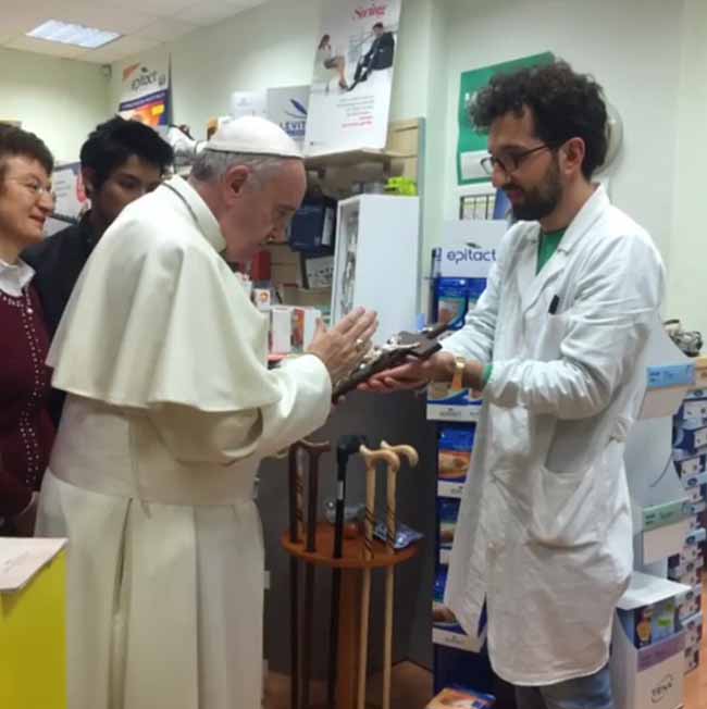 Papa Francesco, shopping a Roma per comprare le scarpe Papa Francesco, shopping a Roma per comprare le scarpe