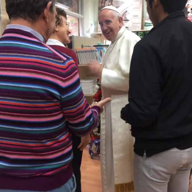 Papa Francesco, shopping a Roma per comprare le scarpe Papa Francesco, shopping a Roma per comprare le scarpe