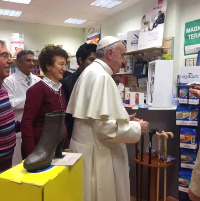 Papa Francesco, shopping a Roma per comprare le scarpe Papa Francesco, shopping a Roma per comprare le scarpe