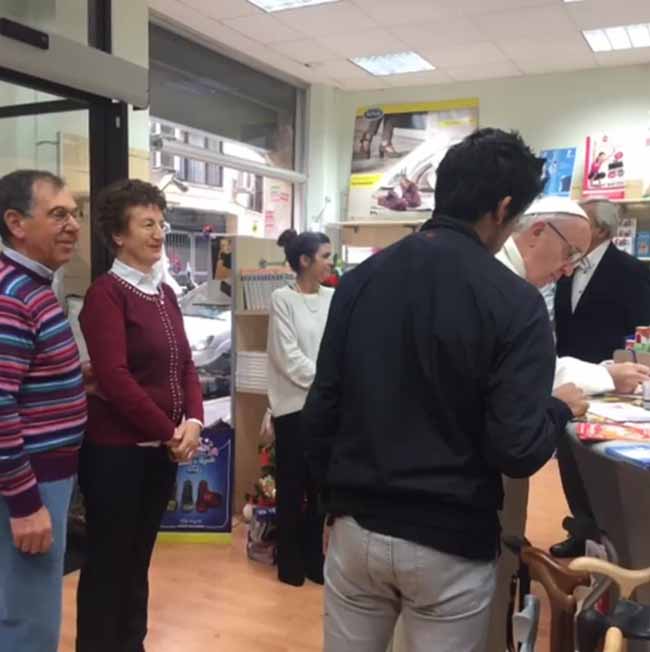 Papa Francesco, shopping a Roma per comprare le scarpe Papa Francesco, shopping a Roma per comprare le scarpe