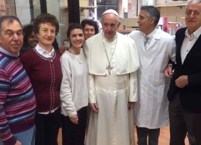 Papa Francesco, shopping a Roma per comprare le scarpe Papa Francesco, shopping a Roma per comprare le scarpe
