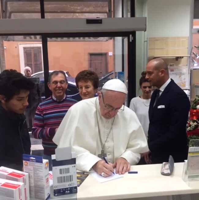 Papa Francesco fa shopping Papa Francesco fa shopping