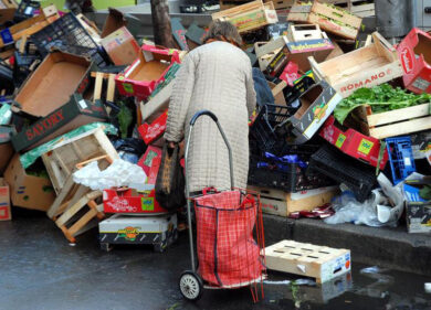 Straordinari di Natale per lo “chef dei poveri”. L’86enne che sfama gratis