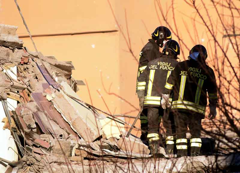 Terrore ad Acilia, esplode una palazzina. Salvate due persone