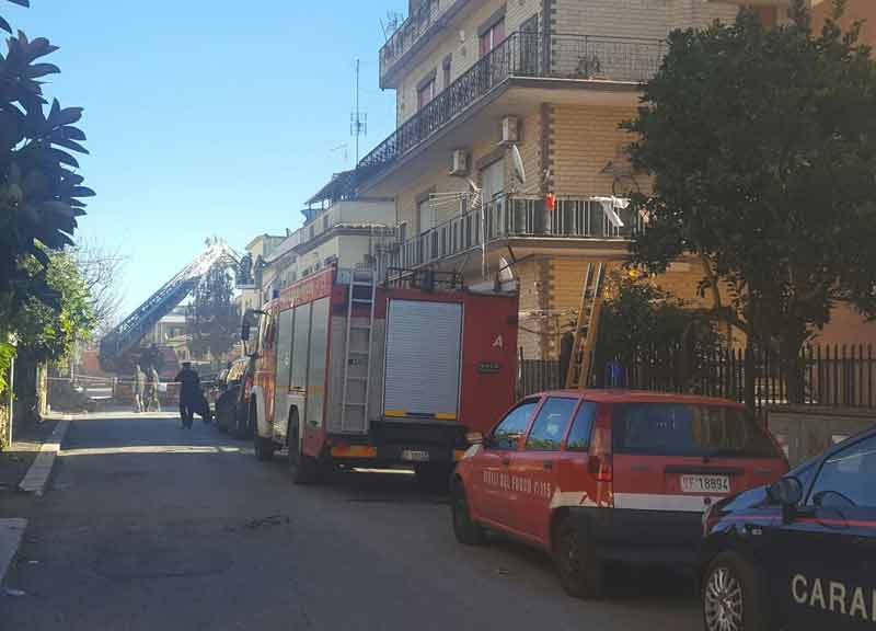 Acilia sconvolta dalla tragedia. La Procura dispone perizia tecnica sul crollo