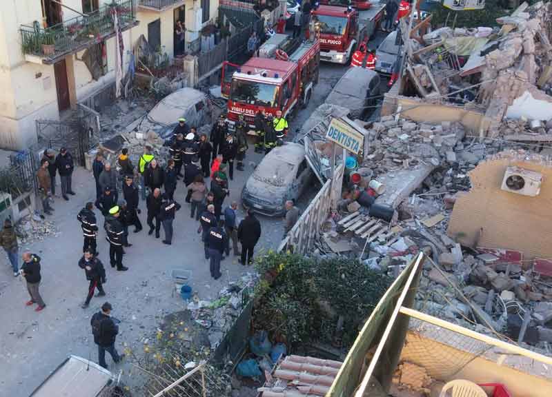 Acilia sconvolta dalla tragedia. La Procura dispone perizia tecnica sul crollo