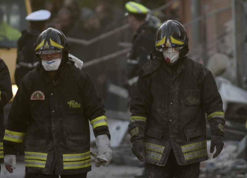 Acilia sconvolta dalla tragedia. La Procura dispone perizia tecnica sul crollo
