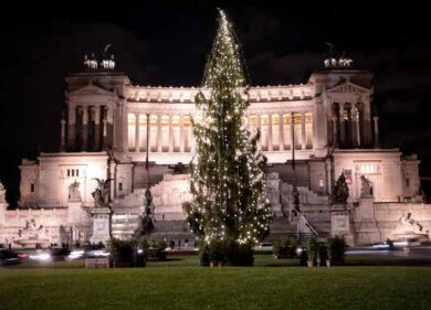 “Cari romani”, Raggi, “maestrina del Campidoglio” scrive senza dire nulla
