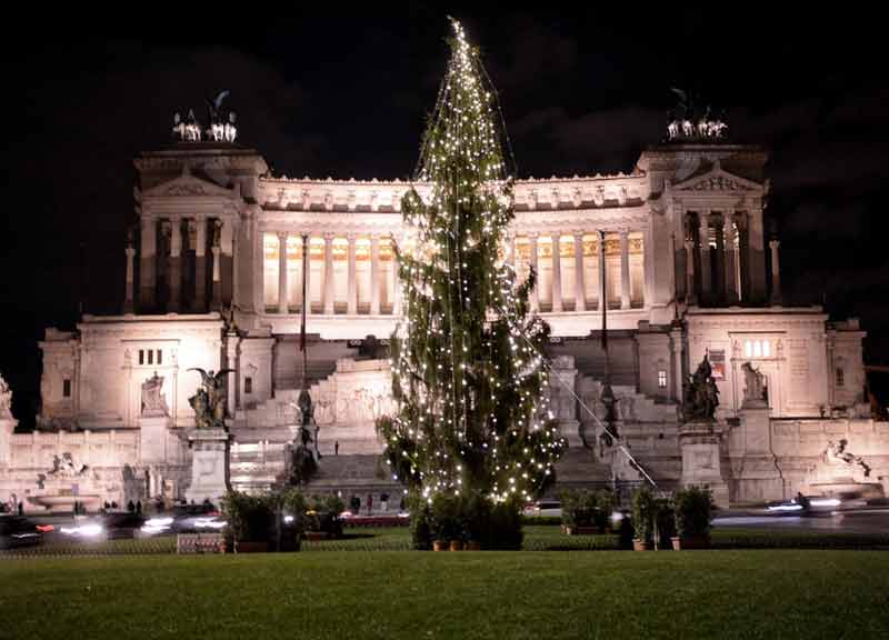 “Cari romani”, Raggi, “maestrina del Campidoglio” scrive senza dire nulla “Cari romani”, Raggi, “maestrina del Campidoglio” scrive senza dire nulla