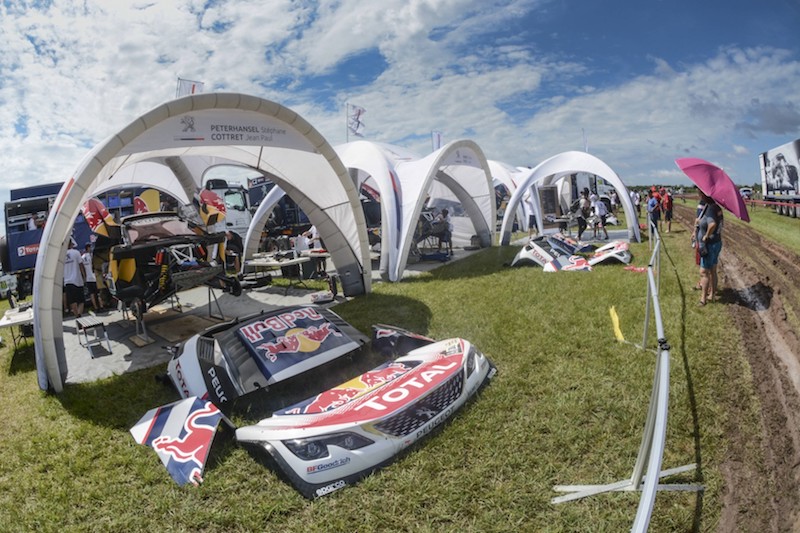 Il Team Peugeot  pronto per la partenza della Dakar 2017