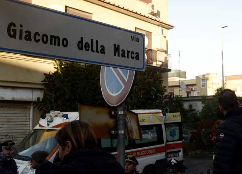 L’ultimo saluto di Acilia a Debora e Aurora. Le bare bianche di mamma e figlia L’ultimo saluto di Acilia a Debora e Aurora. Le bare bianche di mamma e figlia