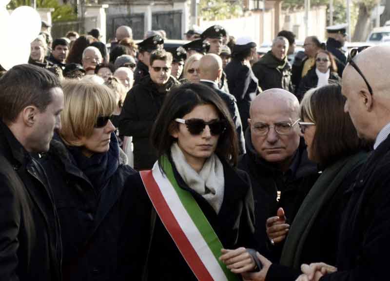 L’ultimo saluto di Acilia a Debora e Aurora. Le bare bianche di mamma e figlia L’ultimo saluto di Acilia a Debora e Aurora. Le bare bianche di mamma e figlia
