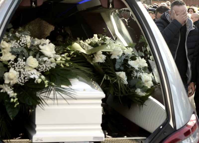 L’ultimo saluto di Acilia a Debora e Aurora. Le bare bianche di mamma e figlia L’ultimo saluto di Acilia a Debora e Aurora. Le bare bianche di mamma e figlia