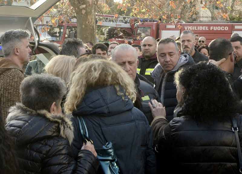 L’ultimo saluto di Acilia a Debora e Aurora. Le bare bianche di mamma e figlia L’ultimo saluto di Acilia a Debora e Aurora. Le bare bianche di mamma e figlia